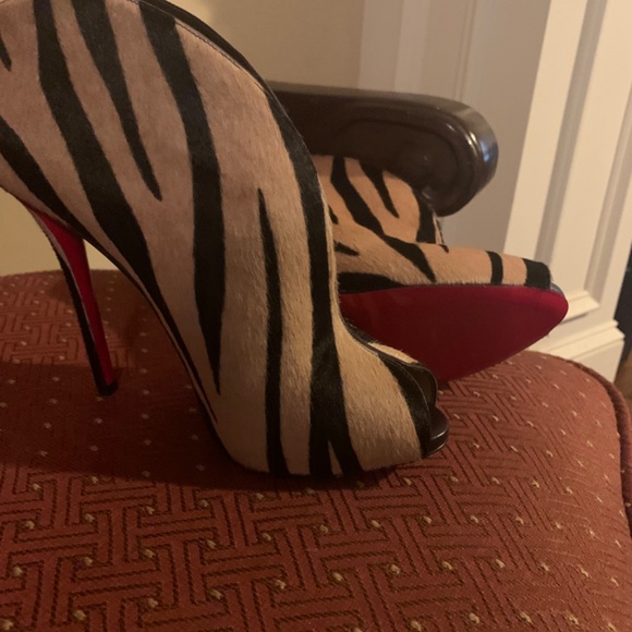 Red Bottom - Picture 2 of 5